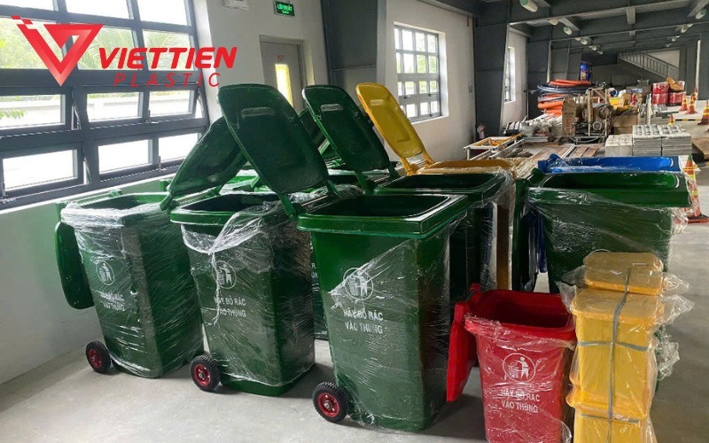 Hình ảnh thực tế thùng rác 240 lít màu xanh