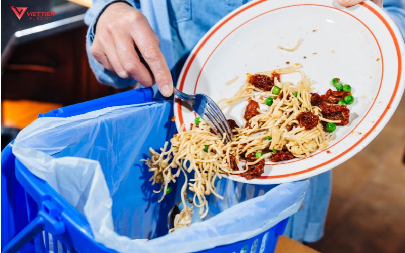 Nguyên nhân khiến thùng rác bốc mùi khó chịu