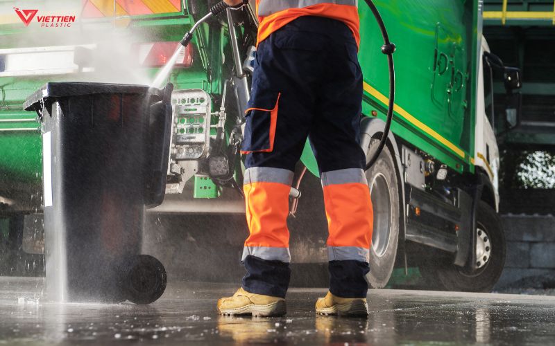 Tại sao cần vệ sinh thùng rác định kỳ
