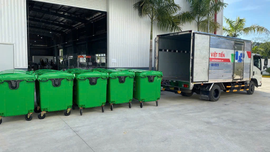 thùng rác nhựa 660 lít tại kho