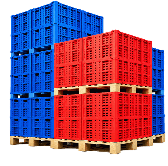 Thùng nhựa đỏ và xanh xếp chồng trên pallet gỗ – sản phẩm của Nhựa Việt Tiến