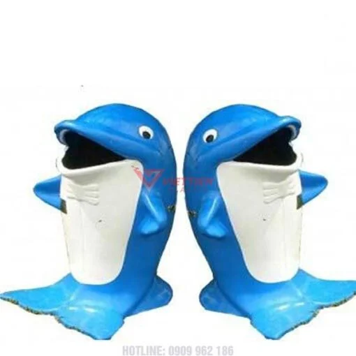 Thùng rác hình cá heo xanh được sử dụng ở các công viên, trường học…