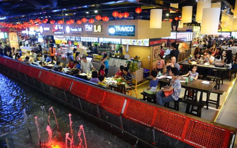 Gần các khu vực ăn uống và cửa ra/vào chính