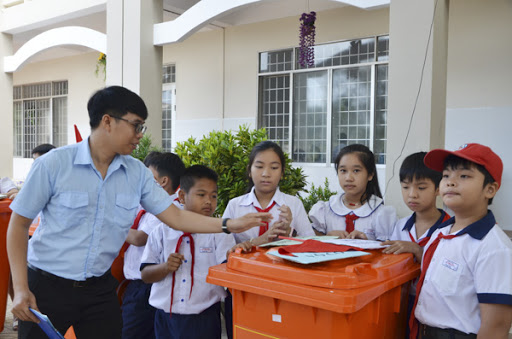 Cách đặt thùng rác ở trường học