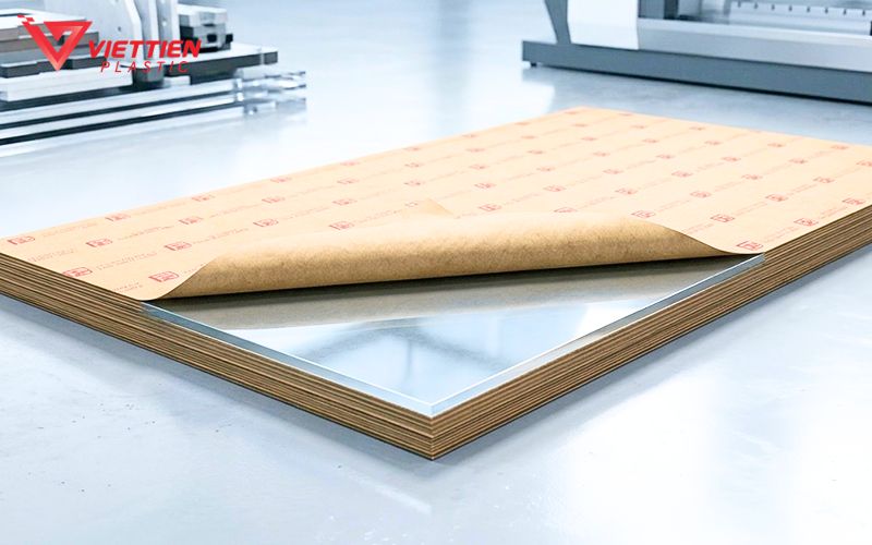 Nhựa mica truyền sáng tốt, nhẹ và bền ngoài trời