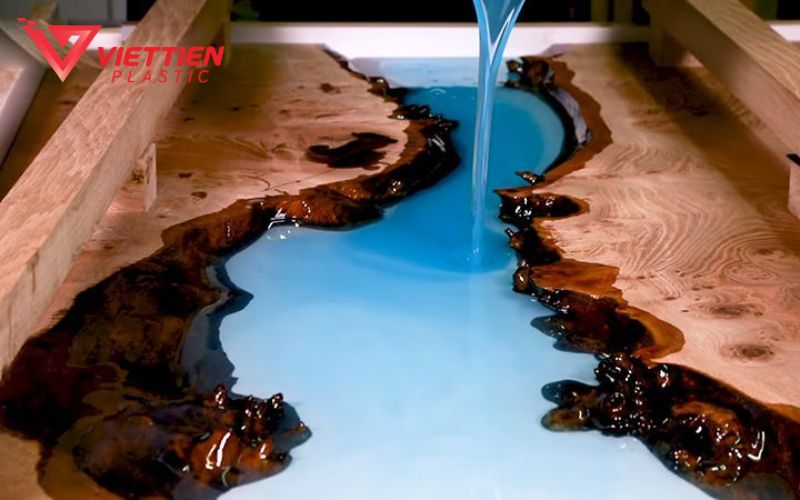 Nhựa Epoxy có độ bền kéo cao, chịu lực và uốn kéo tốt, phù hợp cho các ứng dụng công nghiệp.