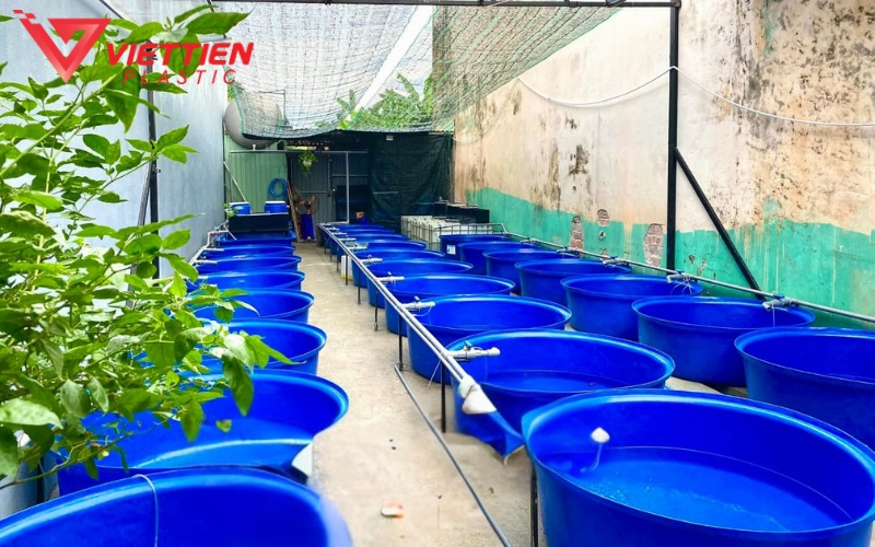 Thùng nhựa tròn lớn chứa nước và hóa chất