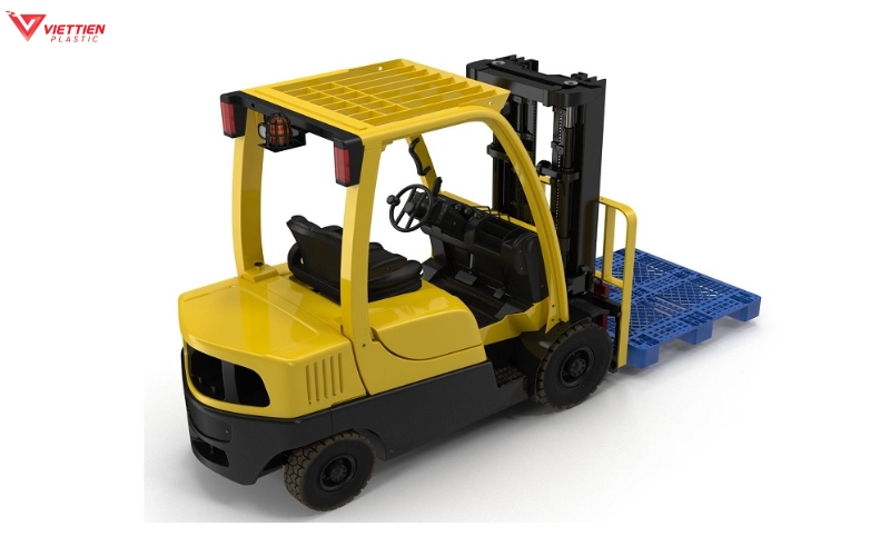 Các lỗi thường gặp khi sử dụng pallet nhựa với xe nâng