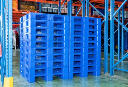 Kho hàng pallet nhựa V4-1575 của Nhựa Việt Tiến
