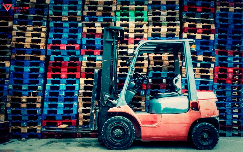 Cách chọn pallet nhựa phù hợp với xe nâng