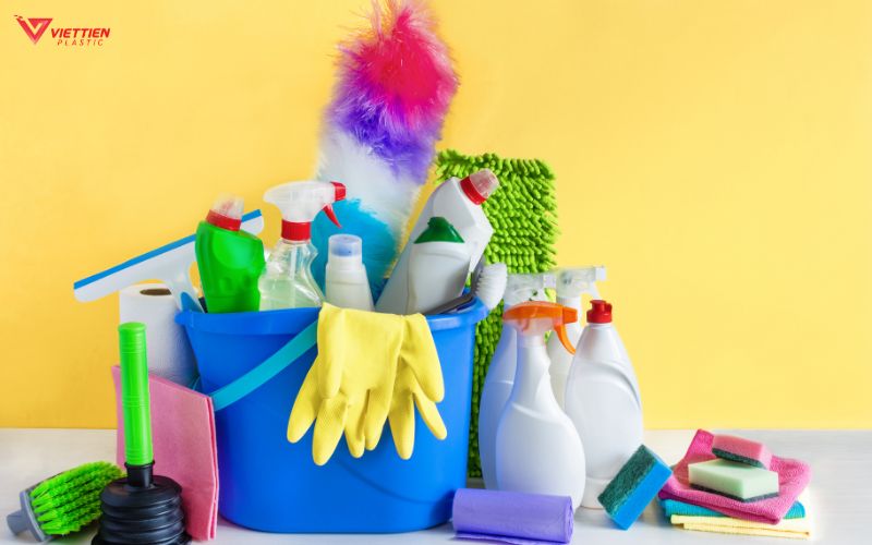 Chuẩn bị dụng cụ vệ sinh thùng nhựa đặc